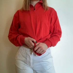 Röd tröja - En större tröja med dragkedja. Skönt material och passform. Aldrig använd!