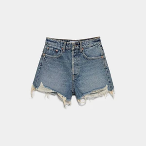 Short zara - Short från zara, använda en gång! Höga i midjan och perfekt blå tvätt. Skriv för fler bilder ❤️ superfina används tyvärr inte, pris kan ev diskuteras vid snabb affär