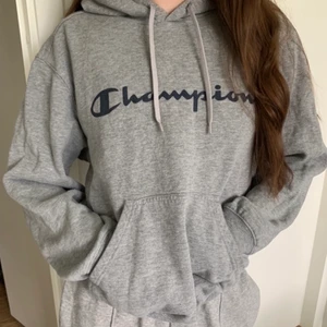 Grå Champion hoodie - Köpt second hand (har själv inte använt den, bara provat) men den är i fint skick! Det är en herrstorlek M så den är ganska oversized om man är S-M.