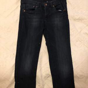 Mörkblåa jeans