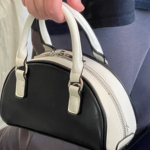 Trendig väska från Asos  - Aldrig använd så i nyskick. Man får med en axelrem. 128 kr med inkluderad frakt.