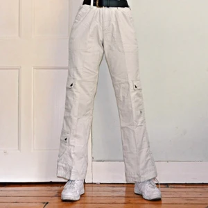 Vintage nike ACG - Säljer ett par baggy cargos (nike acg) slutsålda över allt! passar baggy:) knappt använda! ett måste ha byxa för sommaren! Bud privat eller kommentera