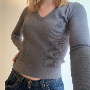 Grå tröja - En värmande tröja! Tajt passform och sitter riktigt snyggt. Långa ärmar.