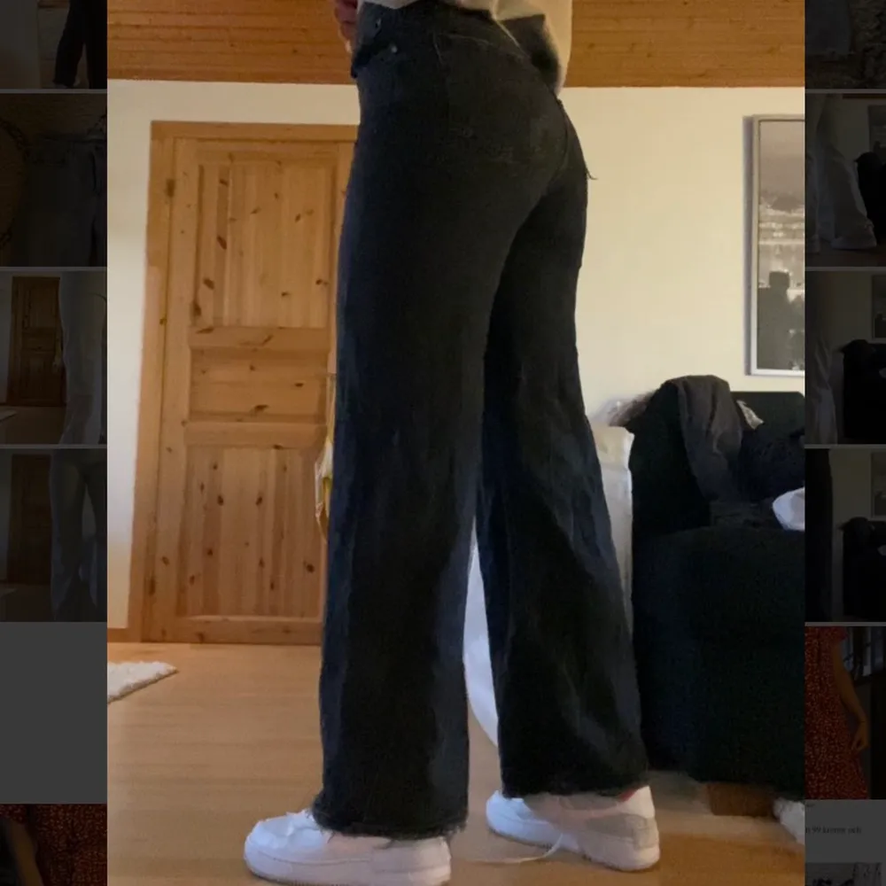 Så himla snygga raka jeans från Gina! Svarta men lite mörkgråa detaljer, kan skicka fler bilder. Storlek 40 men skulle säga att de passar 38 också! 🥰. Jeans & Byxor.