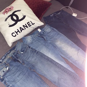 Jeans  - Jeans från H&m. Använd några gånger, säljer pågrund av att de ej passar mig.