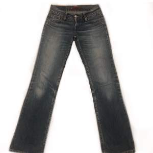 Lågmidjade jeans från Levis. Modell Eve. Långa på mig som är 163cm. Säljer då dom är för stora🫶osäker om jag vill sälja, men vill se om någon är intresserad! Midjemått: 38cm rakt över, innebenslängd: 84cm Den tredje bilden är lånad!