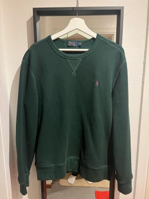 Grön sweatshirt från Ralph Lauren - Snygg vintage inspirerad tröja från Ralph Lauren i använt skick. Storlek M.