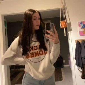 Jack & Jones hoodie  - Jättefin vit hoodie som inte kommer till användning längre, lite nopprig men inte så farligt. Snör till luvan finns men har åkt ur, men de är bara att trä in igen🫶🏻