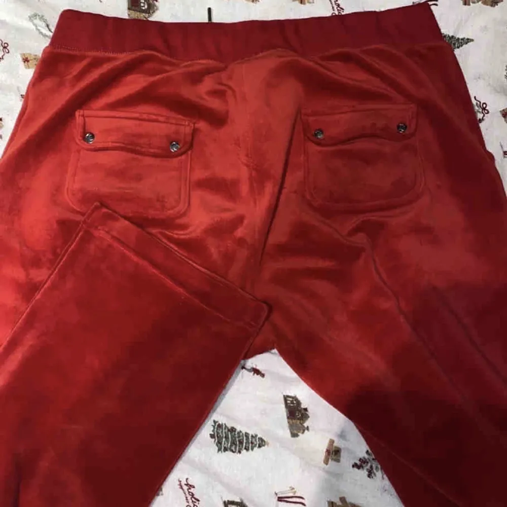 Säljer nu mina eftertraktade röda juicycouture byxorna som alltid är slutsålda😍 Sparsamt använda och i mycket fint skick! Kan tänka mig att gå ner i pris vid snabb affär🤍 Sista bilden är lånad😘. Jeans & Byxor.