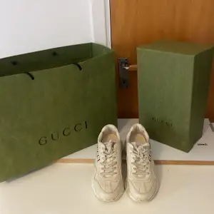 Äkta Gucci skor har använt dom 3 gånger och dom börja bli för små för mig Drf vill jag sälja dom. Bra 10/10 skick och köpte dom för 9000kr säljer dom 4000kr kvitto finns. köparen står för frakt. 