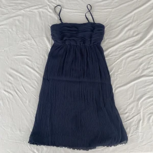 Vintage silkes klänning  - Söt vintage klänning, 100% silke och jätte fint material. Modellen liknar den populära klänningen från zara. Size 1, tror det är XS. Justerbara band och har en dragkedja i sidan. Köps via Swish eller köp nu 💋