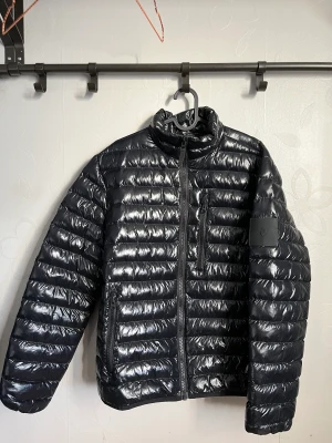 Peak Performance jacka - Säljer nu min Peak Performance jacka då den inte kommer till användning. Fint skick och inte använd mycket alls