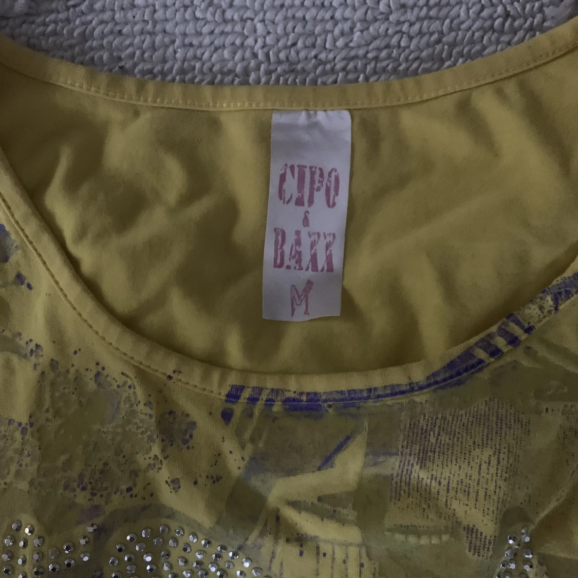 Gul tröja med rhinestones - 91