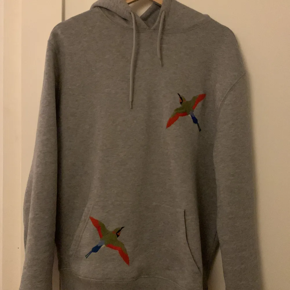 Tjena! Säljer en Axel Arigato hoodie som är i nästintill nyskick, använd fåtal gånger i small. Passar även medium. Nypris cirka 1600:- Hör av er vid intresse eller vid funderingar. Mvh Olle. Hoodies.