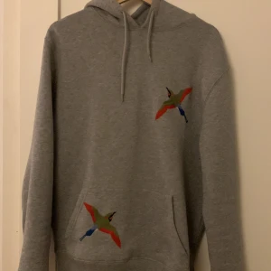 Axel arigato hoodie - Tjena! Säljer en Axel Arigato hoodie som är i nästintill nyskick, använd fåtal gånger i small. Passar även medium. Nypris cirka 1600:- Hör av er vid intresse eller vid funderingar. Mvh Olle