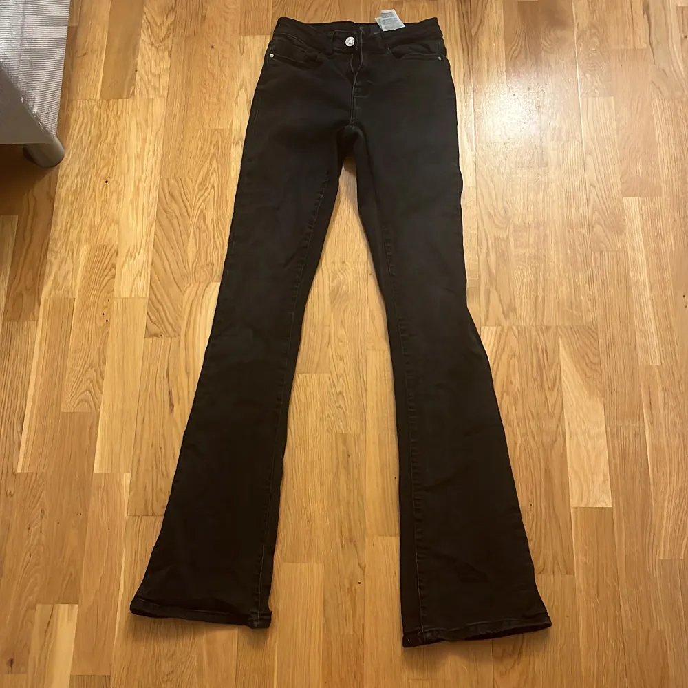 Jättefina svarta lågmidjade bootcut jeans ifårn zalando i märke noisy may. Storlek: w25 L 36 i tall men har krymt lite i tvätten så oassa de ffrån 165-175 skulle jag säga.. Jeans & Byxor.