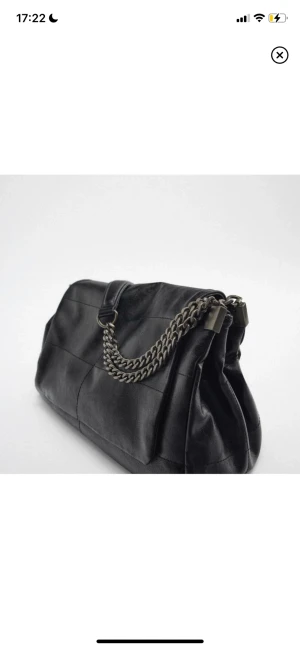 Zara Lock Rock väska - Väska från Zara i bra skick. Den är väldigt rymlig. Buda från 300! 