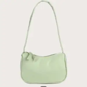 En så fin liten handväska i ett slätt material i denna super våriga mintgröna färg 😍 kommer aldrig till användning tyvärr 