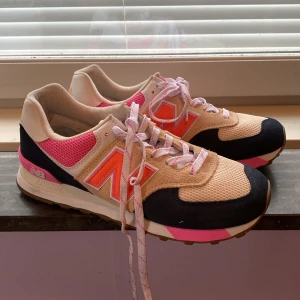New balance skor - Endast använda 2 gånger. Innersulan är lös då jag hade andra sulor i, annars är de som nya. Köparen står för frakten💕 nypris 800 kr