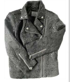 GUESS jacka i bikermodell - ✨GUESS Los Angeles  ✨Jacka i ”bikermodell”-kort modell i midja och ärm. ✨ Storlek M-mer som en S ✨Svart med leopardmönster-lite skimrande. ✨ Fint skick-knappt använd