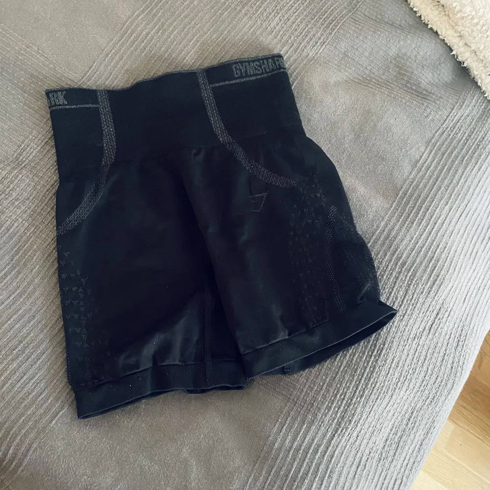 Nästintill oanvända gymshark shorts från apex kollektionen.   Endast använt dem två gånger, därav jag säljer dem.  Så helt nytt i skicket.   Skriv om du har frågor! :) . Shorts.