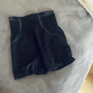 Gymshark Apex shorts - Nästintill oanvända gymshark shorts från apex kollektionen.   Endast använt dem två gånger, därav jag säljer dem.  Så helt nytt i skicket.   Skriv om du har frågor! :) 