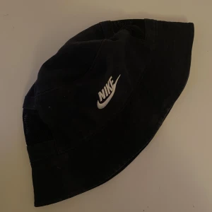 Nike buckerhat - Säljer denna sparsamt använda Nike buckerhat som har en dold ficka där man kan ha saker som kort osv💕