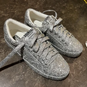 Glitter skor  - Strl 35 men små i storleken så mer som 34a, helt nya. 