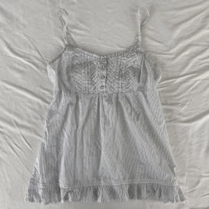 Babydoll topp  - Jätte söt babydoll topp. Justerbara band och med pärlor och paljett detaljer. Lite sliten där den är stretchig på baksidan (bild 3) men annars mycket bra skick. Köps via Swish eller köp nu ❣️