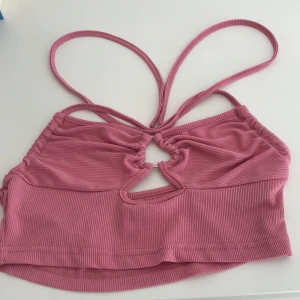 Rosa tröja  - Denna fina röda tröja/linne har väldigt bra passform. Jag säljer denna eftersom det är för liten på mig. 