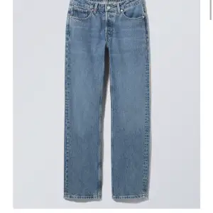 Säljer nu dessa fina jeans från weekday eftersom de ej kommer till användning längre. Jeansen modell är pin ( mid rise) kontakta mig för intresse för mer bilder 