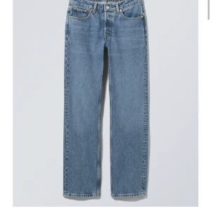Jeans - Säljer nu dessa fina jeans från weekday eftersom de ej kommer till användning längre. Jeansen modell är pin ( mid rise) kontakta mig för intresse för mer bilder 