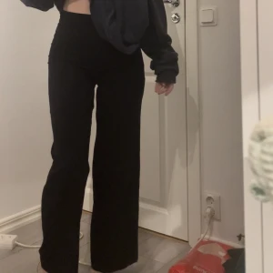 Svarta kostymbyxor  - Jättesköna kostymbyxor! De är avklippta längst ner och passar för de som är ca 160