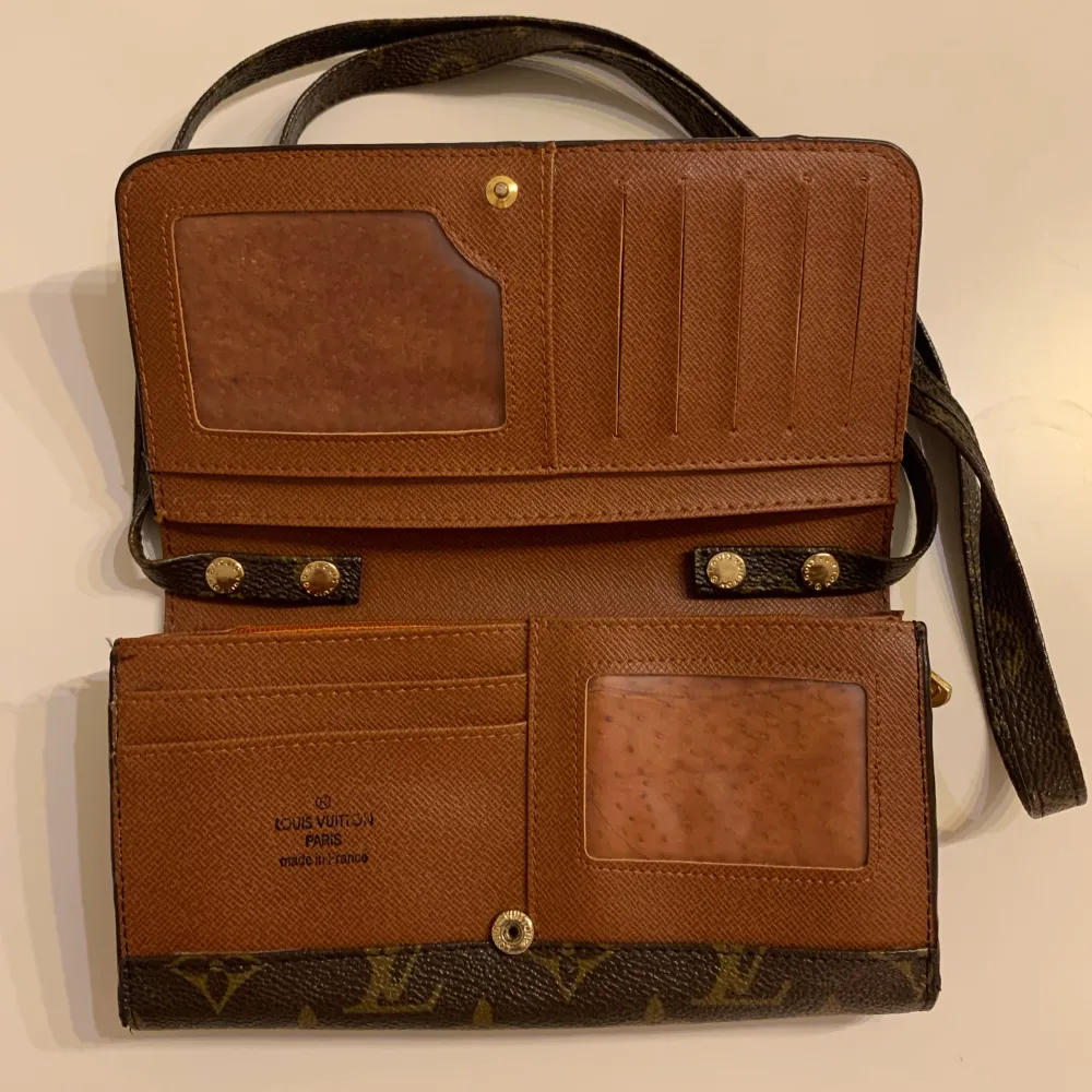 Äkta Lv plånbok väska plånbok vintage, serienummer finns i väskan. 12x19cm djup 3,5 Axelband 107cm. Väskor.