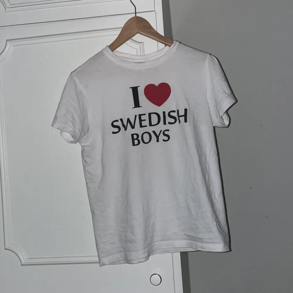 En i love Swedish boys tröja jag köpt i gamla stan. T-shirts.