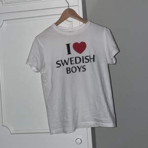 En i love Swedish boys tröja jag köpt i gamla stan