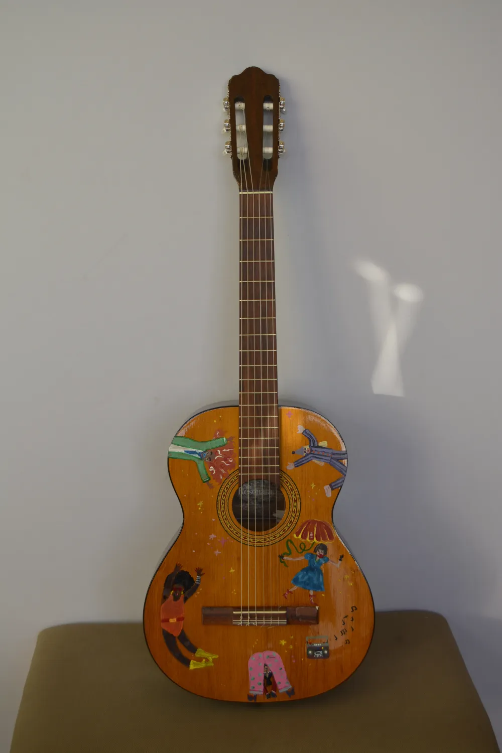 Mitt UF ”GuitArt” säljer denna gitarr jag målat tsm med en kompis! Skriv för frågor, har videos när den används❤️🎵. Övrigt.