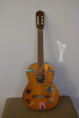 Mitt UF ”GuitArt” säljer denna gitarr jag målat tsm med en kompis! Skriv för frågor, har videos när den används❤️🎵