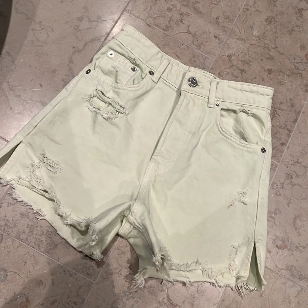 Ett par jätte fina päron färgade jeans shorts från ZARA använda fåtal gånger . Shorts.