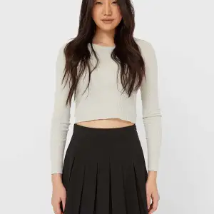 Säljer denna sjukt snygga kjolen eftersom att den inte längre är min stil. Passar till det mesta och är en bra längd:)