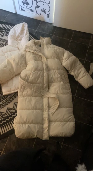 Jackor  - Storlek på vita Xs, svarta S och kappan S! Väldigt fina, dom två svarta från Nelly, den vita från bil bok! Pris går att diskuteras! 