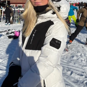 Sail Racing jacka - Säljer min fina sail racing jacka pga köpt en ny skidjacka. Denna är perfekt till vintern eller att åka skidor, varm och behaglig. Använd vid skidåkning men är i gott skick💓