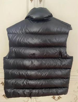 Moncler väst  - Väldigt bra skick knappt använd Storlek Size 2  Full modell namn: TIB GILET TIB VEST  Äktehetsbevis finns! Hör av dig om du är intresserad eller för fler bilder. 