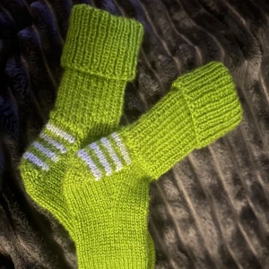  Nya handgjorda barnsockar 23-25 - Säljes billigt !  Nya stickade sockar för barn, storlek ca 23-25 Gröna med ljusblå ränder  Flera kort kan ordnas. 