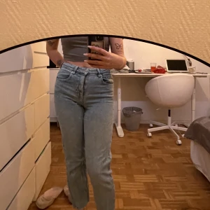 Raka jeans  - Är 165cm ish för referens  Har 27/28 i midja