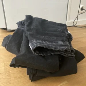 Jeans  - 5 par svarta jeans  Lager 157 2 stycken med håll på knäna  Lager 157 2 stycken utan hål på knäna  Och ett par från Gina i storlek m inga håll på knäna , å storleken på lager 157 är s 