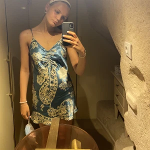 Zara klänning - Säljer världens finaste klänning, storlek s, köpt 2021 o finns inte o få tag på längre💕