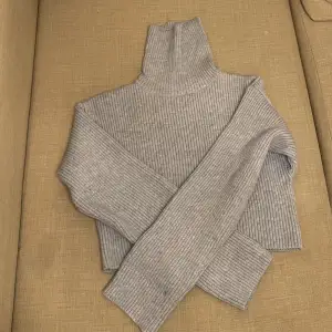 En stickad tröja från NA-KD i babyblue. Perfekt nu till våren! Tyget är riktigt bra ( ser dyr ut) och sticks inte. Ordinariepris 499kr. Säljs för 250kr