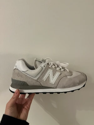 New Balance 574 - New Balance 574 Storlek EU: 39 (små i storleken)  Säljer på grund av för små, använt vid två tillfällen.   *Obs! Mina jeans har färgat av sig vid skosnörena.  