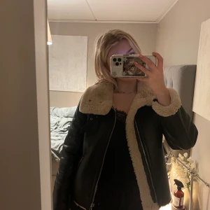 Bikerjacker med fluff - Säljer min jacka från NA-KD inköpt vintern 2020. Kikade men den verkar inte finnas kvar på hemsidan, den är inte i äkta läder eller päls💓 superfin och varm vårjacka🌼 den är storlek 34 men skulle nog snarare säga en 36, möts upp i centrala stockholm🌸💓